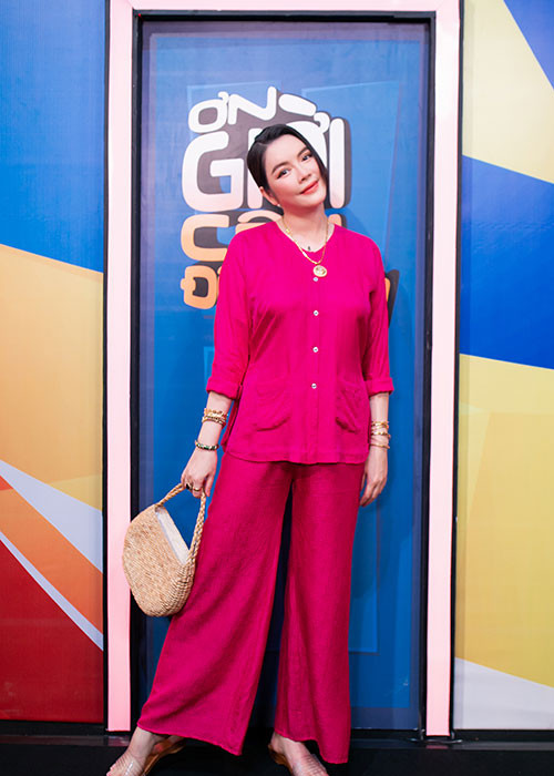 Dù liên tục bị nam danh hài và các bạn diễn làm khó bằng những màn lật tình huống bất ngờ, song với kinh nghiệm có được, Lý Nhã Kỳ xuất sắc tháo gỡ các nút thắt khó của trưởng phòng, mang lại nhiều tiếng cười cho khán giả.