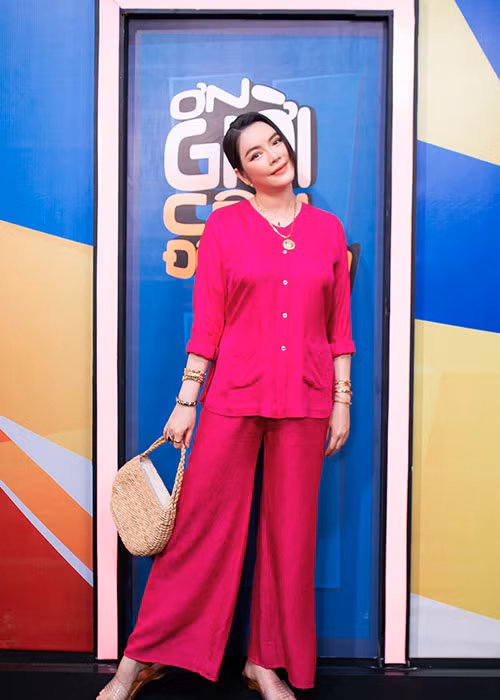 Dù liên tục bị nam danh hài và các bạn diễn làm khó bằng những màn lật tình huống bất ngờ, song với kinh nghiệm có được, Lý Nhã Kỳ xuất sắc tháo gỡ các nút thắt khó của trưởng phòng, mang lại nhiều tiếng cười cho khán giả.