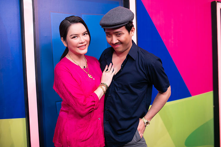 Trong chương trình, Lý Nhã Kỳ và Trấn Thành đóng vai vợ chồng.