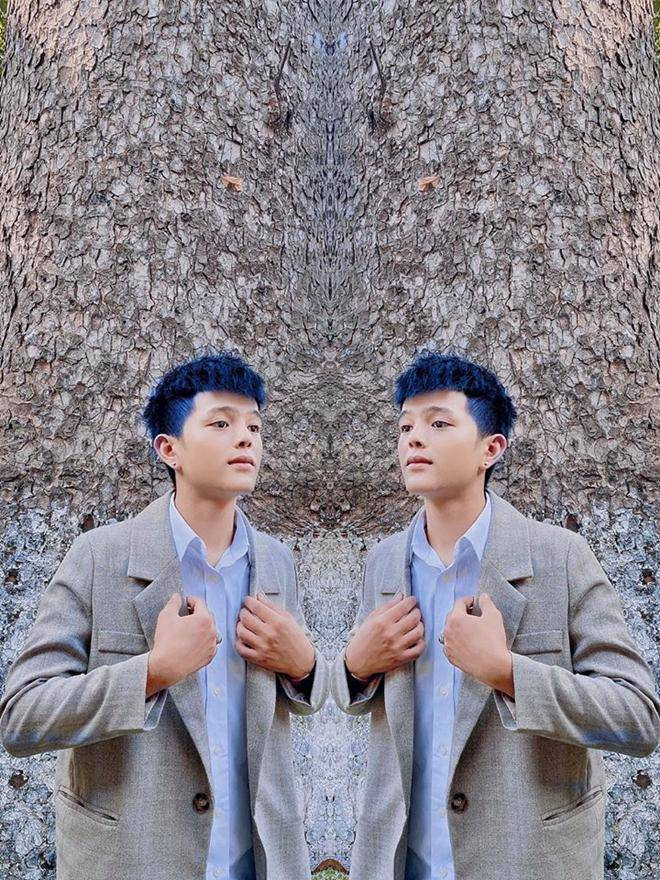 Chàng thanh niên sinh năm 2001 rất chịu khó làm mới hình ảnh của mình và cập nhật nhiều mốt khác nhau từ đầu tóc đến trang phục.