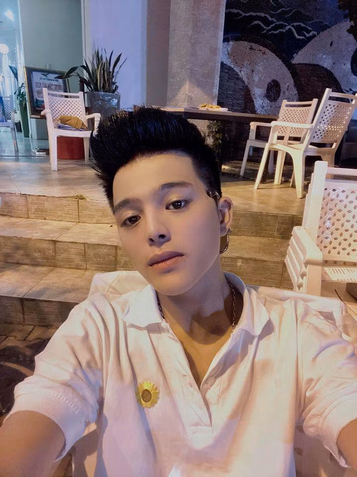 "Những người từng gặp tôi cách đây khoảng 2 năm sẽ thấy tôi rất khác bởi em đã cao và gầy hơn rất nhiều. Còn sự thay đổi về đường nét gương mặt là do tôi muốn nó trở nên hoàn hảo hơn thôi. Khi bản thân đã xác định thay đổi điều gì đấy thì tất nhiên phải có lý do. Ngày trước, tôi khá tự ti khi bước ra đường nhưng giờ không như vậy nữa rồi", cậu thổ lộ.