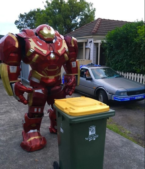 Ngoài trang phục dạ hội đẹp mắt, sang trọng, không ít người lựa chọn hóa trang thành các nhân vật trong phim để gây ấn tượng.