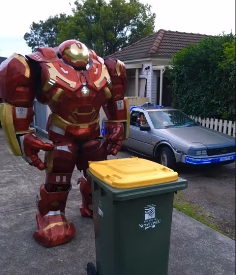 Ngoài trang phục dạ hội đẹp mắt, sang trọng, không ít người lựa chọn hóa trang thành các nhân vật trong phim để gây ấn tượng.