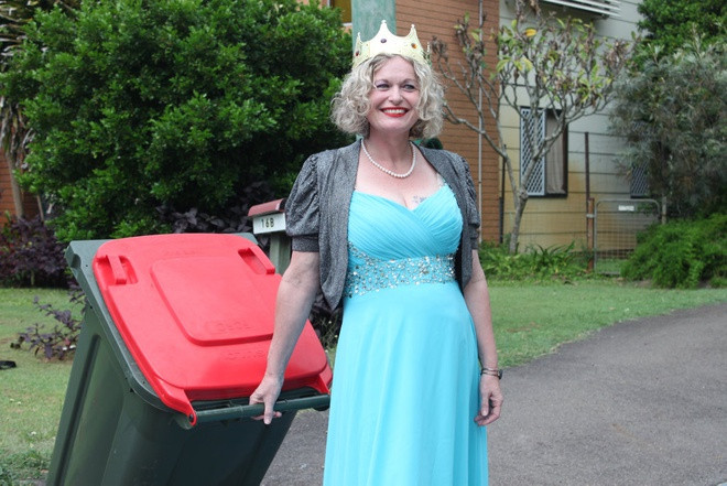 Trào lưu mặc đẹp đi đổ rác được cho là xuất phát từ Danielle Askew - một giáo viên mầm non sống ở Queensland (Australia). Nhận được lời thách đố từ một người bạn, Askew đồng ý mặc váy dạ hội và trang điểm kỹ càng để đi vứt rác. Bức ảnh của Danielle Askew khiến nhóm cộng đồng có 470.000 thành viên theo dõi cảm thấy thích thú và nhiều người quyết định làm theo cô.