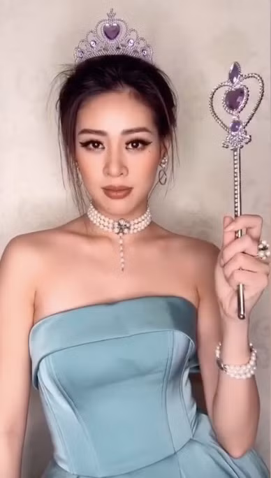 Người đẹp 25 tuổi chọn bộ đầm cúp ngực màu xanh, đội vương miện và sử dụng nhiều đồ trang sức như vòng cổ ngọc trai, vòng tay, khuyên tai.