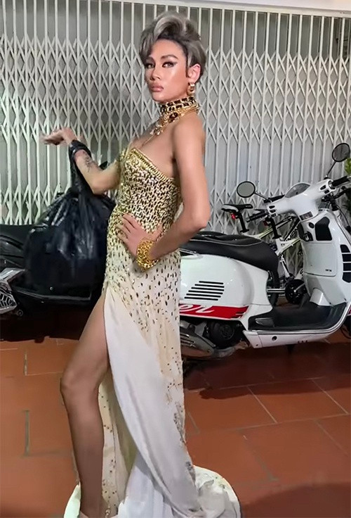 Cô chú thích: "Khoe vàng, mặc đầm đi bỏ rác".