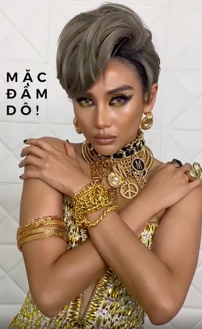 Trước đó, Võ Hoàng Yến cũng đăng tải video có nội dung tương tự. Siêu mẫu 32 tuổi "lên đồ" sang trọng, trang điểm mắt khói đậm, đeo loạt trang sức vàng.