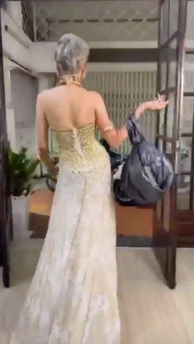 Võ Hoàng Yến catwalk từ trong nhà ra đầu ngõ, tạo dáng bên thùng rác với khuôn mặt nghiêm túc. Sau khi vứt rác, cô viết: "Vào tẩy trang rồi đi ngủ". Chân dài sinh năm 1988 còn tạo dáng thêm một lúc trước khi quay về.