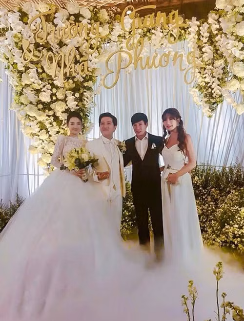 Minh Hà từng chọn chiếc váy màu trắng cổ yếm trong lễ cưới Nhã Phương. Lựa chọn này khiến bà xã Lý Hải vấp phải phản ứng trái chiều. Về phía Minh Hà, cô cho biết bản thân mặc đúng dress code.