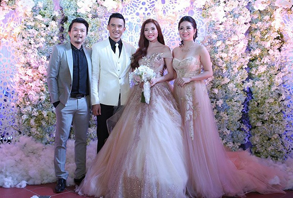 Lê Khánh rơi vào trường hợp tương tự. Chiếc váy cô mặc có thiết kế khá giống váy cưới của cô dâu Thúy Diễm. Hai chiếc váy có màu giống nhau, chưa kể váy của Lê Khánh có dáng cúp ngực gợi cảm. Dư luận nhận xét Lê Khánh “chơi trội”, mặc váy quyến rũ hơn cả cô dâu.