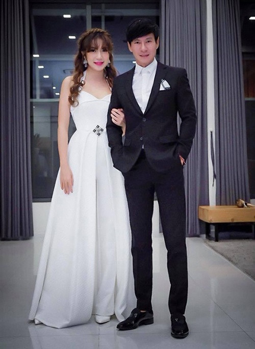 Minh Hà nhấn mạnh trang phục cô mặc chỉ là đồ dành cho khách mời. Theo Minh Hà, tôn trọng cô dâu chú rể nên cô mặc đẹp và chỉn chu.