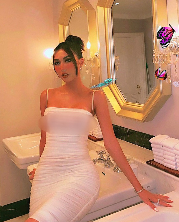 Tuy nhiên, trong một số góc máy, bộ váy có chất liệu mỏng khiến cô lộ miếng dán ngực và khoảnh khắc kém duyên.