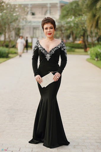 Sau đó, Việt Hương thừa nhận trang phục của mình “hơi quá”. "Bữa đi ăn đám cưới bé Nhi - Thắng, tôi không biết mặc sao cho hợp, ở biển hơi quá với bộ đồ của mình? Mọi người thông cảm".