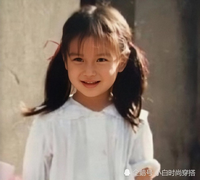 Là 1 trong những mỹ nhân đình đám nhất nhì làng điện ảnh Hoa ngữ, “nhất cử nhất động” của “bà xã Huỳnh Hiểu Minh” đều trở thành những chủ đề được cộng đồng mạng bàn tán xôn xao. Ngay từ khi bước chân vào ngành giải trí, Angelababy thường xuyên vướng phải tin đồn phẫu thuật thẩm mỹ để có được nhan sắc xinh đẹp như hiện tại. Tuy nhiên, nữ diễn viên đã nhiều lần lên tiếng phủ nhận về vấn đề trên, thậm chí cô nàng còn đến thẳng bệnh viện để bác sĩ kiểm tra chứng minh cho khán giả thấy nét đẹp của Angelababy hoàn toàn tự nhiên.