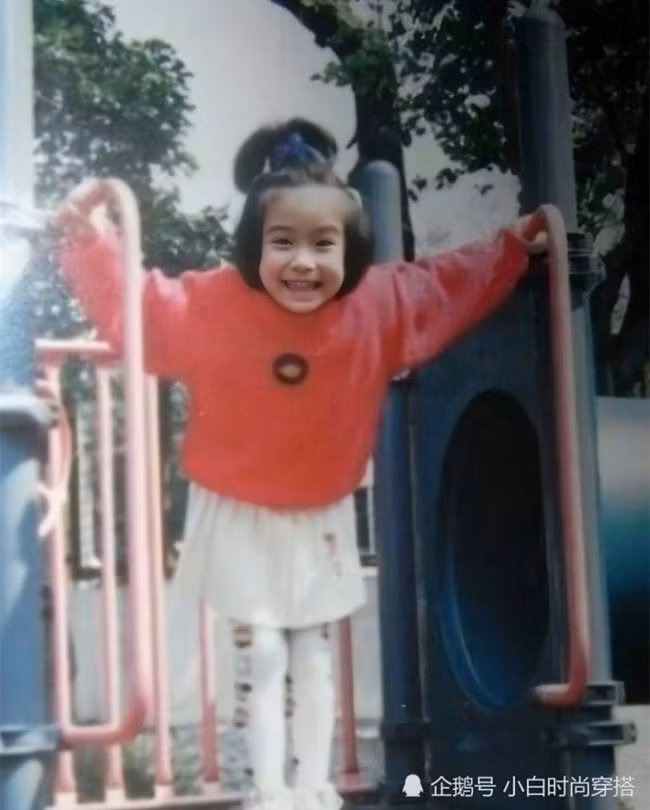 Loạt ảnh thời thơ ấu được Angelababy hé lộ mới đây đã khéo léo dập tan tin đồn phẫu thuật thẩm mỹ.