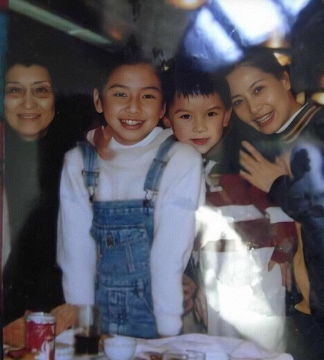 Có thể thấy ngay từ bé cô nàng đã sở hữu đôi mắt to tròn, chiếc mũi nhỏ nhắn cùng với đó là những đường nét gương mặt vô cùng thanh tú.