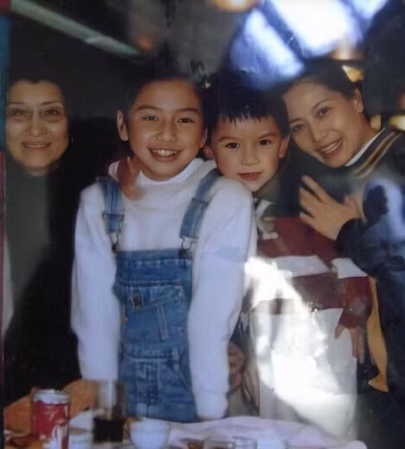 Có thể thấy ngay từ bé cô nàng đã sở hữu đôi mắt to tròn, chiếc mũi nhỏ nhắn cùng với đó là những đường nét gương mặt vô cùng thanh tú.