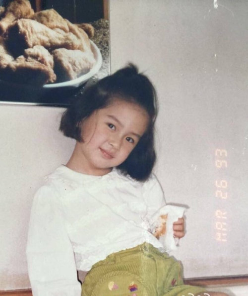 “Angelababy từ nhỏ đã rất thanh tú rồi, so với bây giờ cũng đâu có khác nhau nhiều nhỉ?”, “Tới giờ tôi vẫn không tin Angelababy phẫu thuật thẩm mỹ, thời bây giờ make up cũng biễn vịt thành thiên nga đó thôi”,….có rất nhiều bình luận khen ngợi về nhan sắc “siêu đỉnh” của mỹ nhân đình đám này.