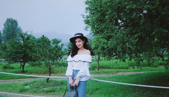 Ngoài những lúc lên sóng, ở đời thường Linh Thủy nhẹ nhàng và trẻ trung.