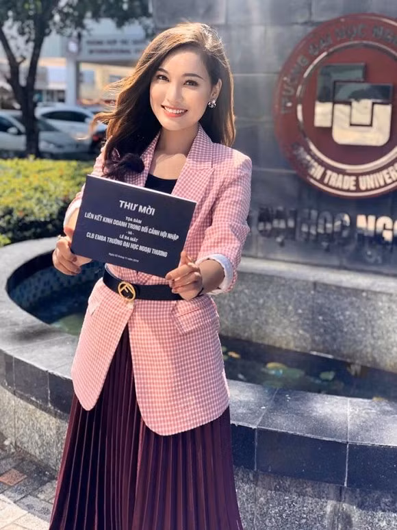 Được biết, BTV Linh Thủy từng là cựu sinh viên của trường Đại học Ngoại thương Hà Nội.