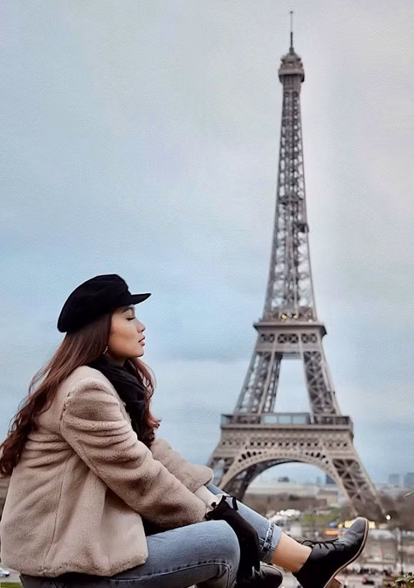 Người đẹp của nhà đài VTV sở hữu phong cách thời trang sành điệu, phóng khoáng trong những chuyến du lịch xa.