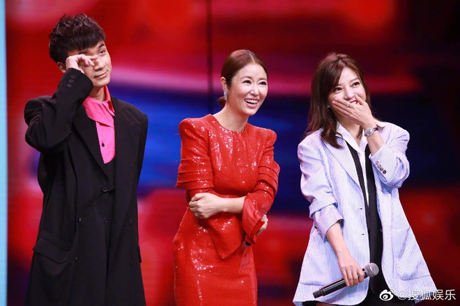 Cũng trong buổi hội ngộ, nam diễn viên Cổ Cự Cơ đã đùa giỡn về vai diễn mà anh thể hiện. Thời gian gần đây, nhân vật Hà Thư Hoàn bị chê bai là kẻ lăng nhăng khi luôn dao động hai chị em Như Bình và Y Bình. Chính Cổ Cự Cơ cũng cho rằng Hà Thư Hoàn là kẻ cặn bã.