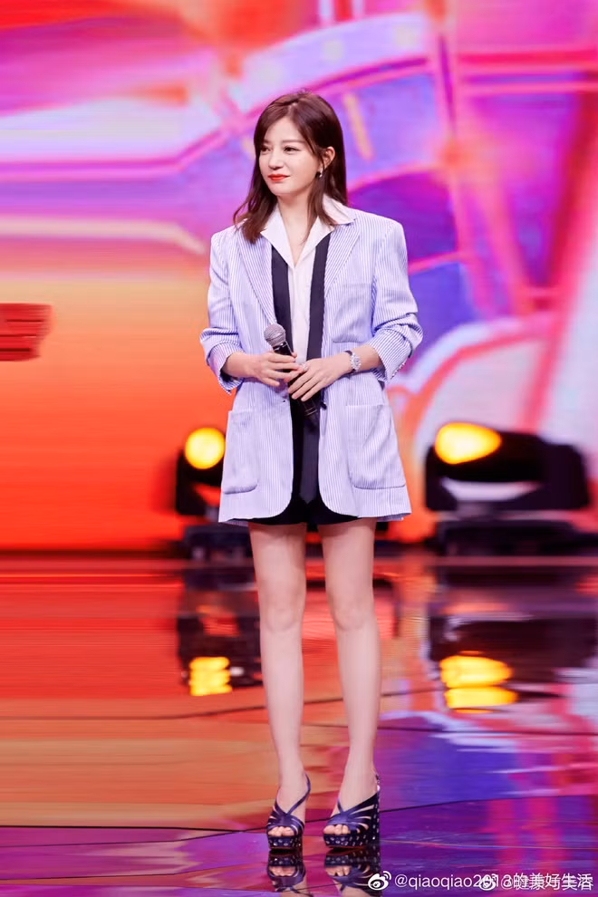 Khi tham gia sự kiện, Triệu Vy mặc áo vest sáng màu và quần sóc ngắn khoe đôi chân dài thẳng tắp. Cách trang điểm trẻ trung giúp cô trở nên thu hút hơn người bạn cùng tuổi Lâm Tâm Như.