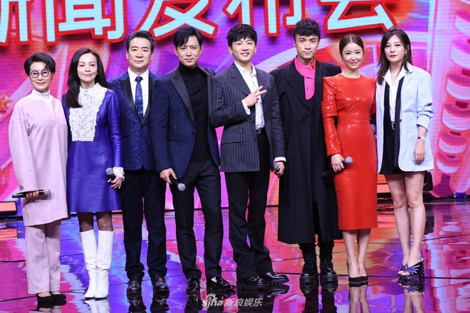 Dàn diễn viên Tân dòng sông ly biệt phiên bản 2001 gồm: "Phó Văn Bội" (mẹ Y Bình) Từ Hạnh, "Dì Tuyết" (mẹ Như Bình) Vương Lâm, "Lục Chấn Hoa" Khấu Chấn Hải, "Lục Nhĩ Hào" Cao Hâm, "Đỗ Phi" Tô Hữu Bằng, "Hà Thư Hoàn" Cổ Cự Cơ, "Như Bình" Lâm Tâm Như, "Y Bình" Triệu Vy.