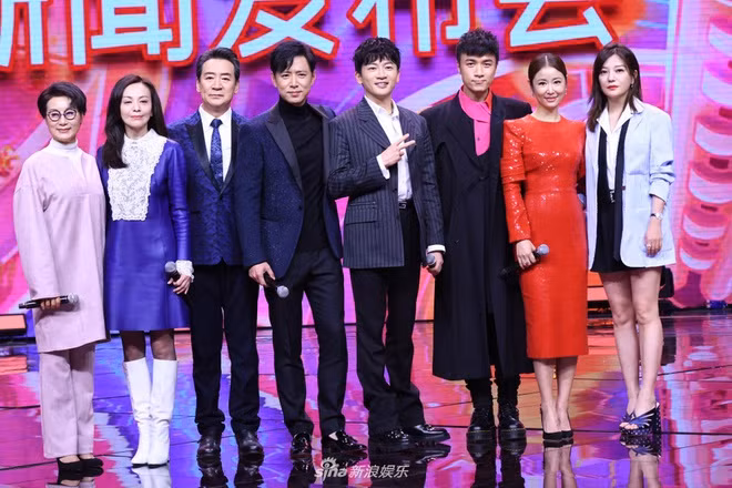 Dàn diễn viên Tân dòng sông ly biệt phiên bản 2001 gồm: "Phó Văn Bội" (mẹ Y Bình) Từ Hạnh, "Dì Tuyết" (mẹ Như Bình) Vương Lâm, "Lục Chấn Hoa" Khấu Chấn Hải, "Lục Nhĩ Hào" Cao Hâm, "Đỗ Phi" Tô Hữu Bằng, "Hà Thư Hoàn" Cổ Cự Cơ, "Như Bình" Lâm Tâm Như, "Y Bình" Triệu Vy.