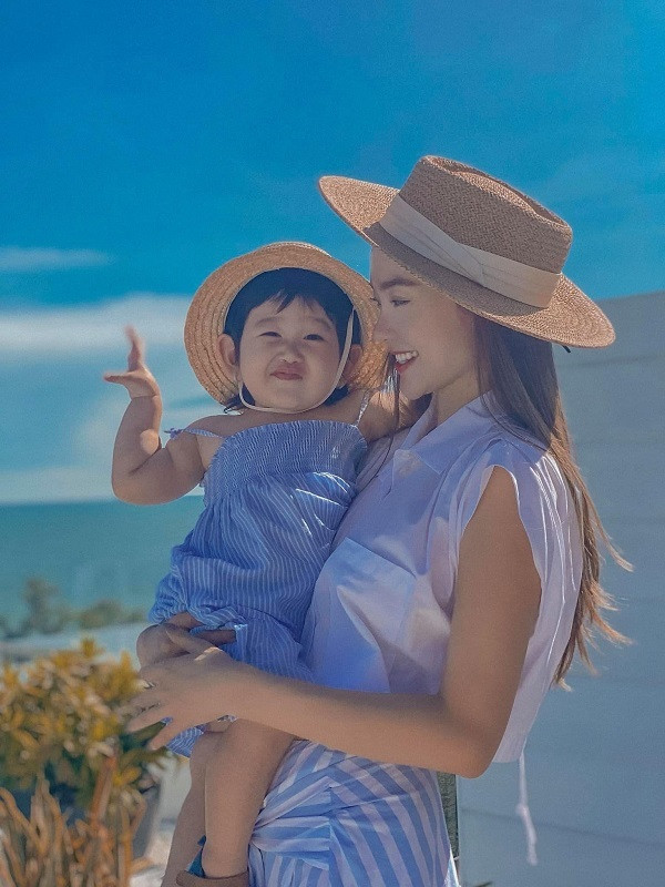 Minh Hằng cùng cháu gái diện đồ tông-xuyệt-tông trong chuyến du lịch biển. Nữ diễn viên thường có thói quen đưa gia đình đi chơi sau những ngày làm việc mệt mỏi.