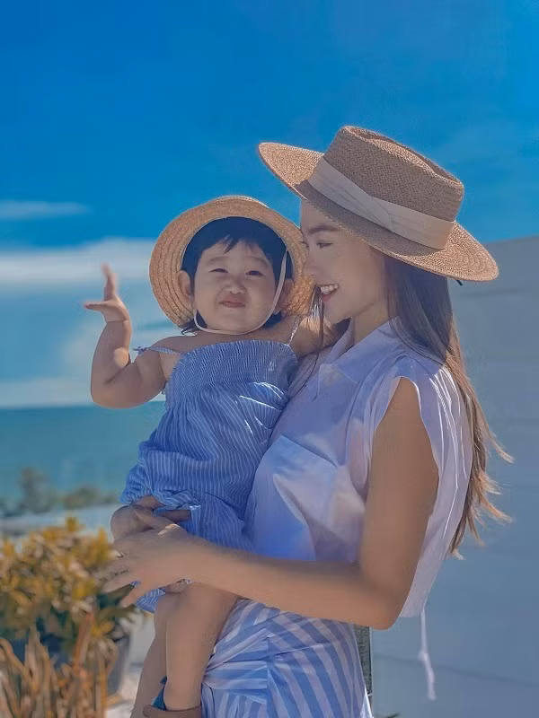 Minh Hằng cùng cháu gái diện đồ tông-xuyệt-tông trong chuyến du lịch biển. Nữ diễn viên thường có thói quen đưa gia đình đi chơi sau những ngày làm việc mệt mỏi.