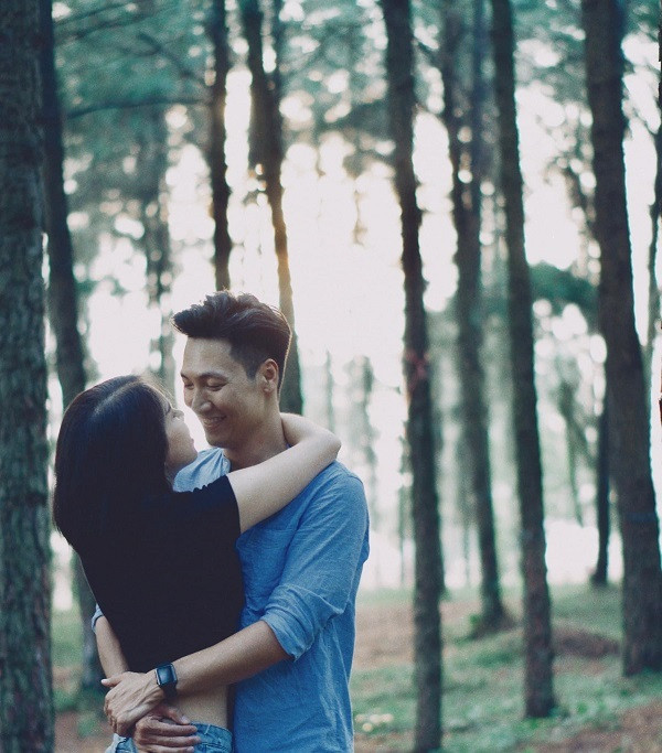 Mạnh Trường hạnh phúc bên bạn gái trong ngày đón tuổi mới. Nhiều bạn bè, đồng nghiệp gửi lời chúc mong nam diễn viên hạnh phúc, sự nghiệp phát triển.