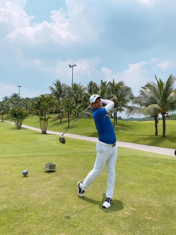 Bình Minh năng động, khỏe khoắn trên sân đánh golf. Anh nhắc nhở mọi người: “Ai muốn khỏe đẹp thì phải tập thể thao”.