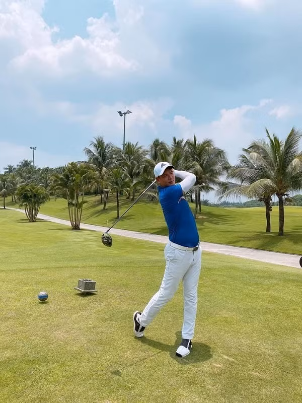 Bình Minh năng động, khỏe khoắn trên sân đánh golf. Anh nhắc nhở mọi người: “Ai muốn khỏe đẹp thì phải tập thể thao”.