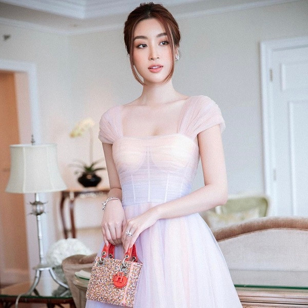 Hoa hậu Đỗ Mỹ Linh dịu dàng, nữ tính trong bộ váy voan xòe phong cách công chúa. “Trời cho khuôn mặt hiền lành để giống với nét dịu dàng bên trong", người đẹp sinh năm 1996 hài hước viết.