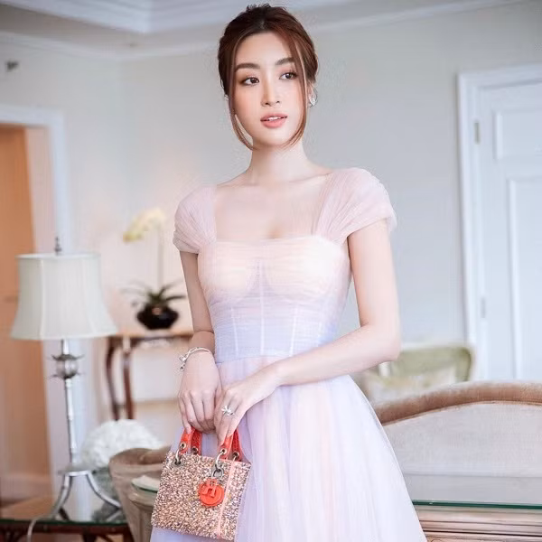 Hoa hậu Đỗ Mỹ Linh dịu dàng, nữ tính trong bộ váy voan xòe phong cách công chúa. “Trời cho khuôn mặt hiền lành để giống với nét dịu dàng bên trong", người đẹp sinh năm 1996 hài hước viết.