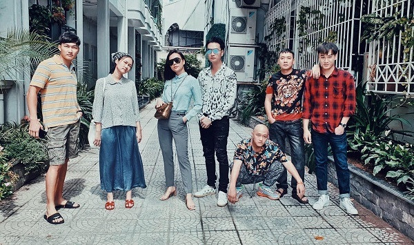 Phương Oanh cùng dàn diễn viên phim 'Cô gái nhà người ta' tụ họp, chụp ảnh kỷ niệm tròn một năm bộ phim chính thức ra mắt.