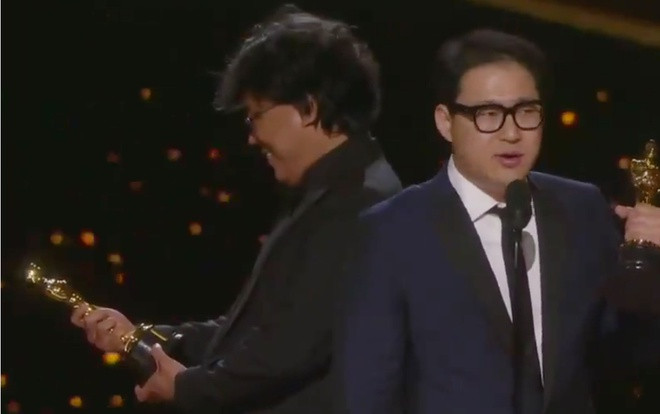Đạo diễn Hàn Quốc Bong Joon-ho khiến mọi người thích thú khi nâng niu tượng vàng và nở nụ cười hạnh phúc ngay trên sân khấu lễ trao giải Oscar. Parasite trở thành bộ phim đầu tiên vừa thắng giải Phim truyện xuất sắc, vừa thắng giải Phim quốc tế xuất sắc. Bộ phim Hàn Quốc còn nhận được hai giải thưởng khác là Đạo diễn xuất sắc và Kịch bản gốc xuất sắc.