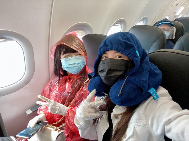 Hôm 24/4, Thủy Anh - vợ ca sĩ Đăng Khôi - gây xúc động khi lần đầu chia sẻ câu chuyện bị mắc kẹt tại Singapore hơn một tháng và hành trình gian nan về Việt Nam. Cô kể đưa mẹ sang Singapore khám bệnh. Singapore thời điểm đó đã có quyết định đóng biên. Nếu cố qua, những người từ nước ngoài đều phải cách ly. Còn nếu về Việt Nam sẽ khó được trở lại. Cuối cùng, cô vẫn quyết ở Singapore.