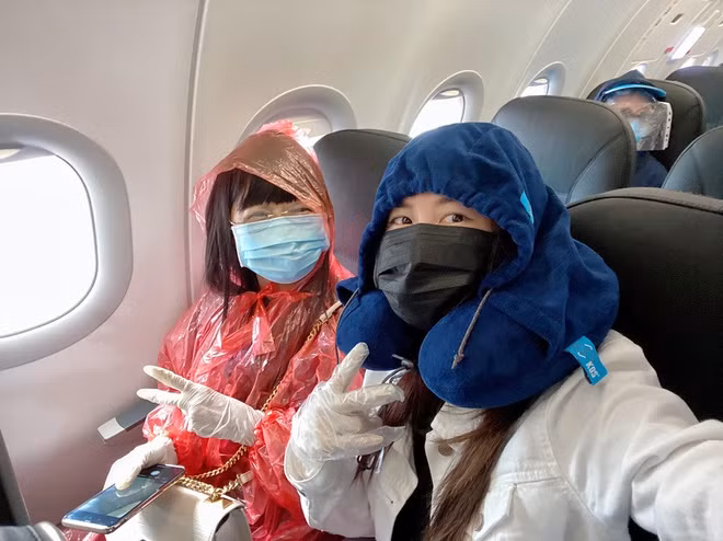 Hôm 24/4, Thủy Anh - vợ ca sĩ Đăng Khôi - gây xúc động khi lần đầu chia sẻ câu chuyện bị mắc kẹt tại Singapore hơn một tháng và hành trình gian nan về Việt Nam. Cô kể đưa mẹ sang Singapore khám bệnh. Singapore thời điểm đó đã có quyết định đóng biên. Nếu cố qua, những người từ nước ngoài đều phải cách ly. Còn nếu về Việt Nam sẽ khó được trở lại. Cuối cùng, cô vẫn quyết ở Singapore.