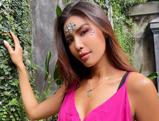 Những ngày qua, Minh Tú lại bị kẹt ở Indonesia. Vì lệnh phong tỏa ở nơi đây, siêu mẫu chưa thể về Việt Nam. Cô cho biết hiện sống ở trong khu vực resort, chỉ ra ngoài khi cần thiết như mua sắm vật dụng cá nhân... Cô khẳng định vẫn giải quyết, trao đổi công việc qua email nên không gặp khó khăn nào trong thời gian ở lại nước bạn.