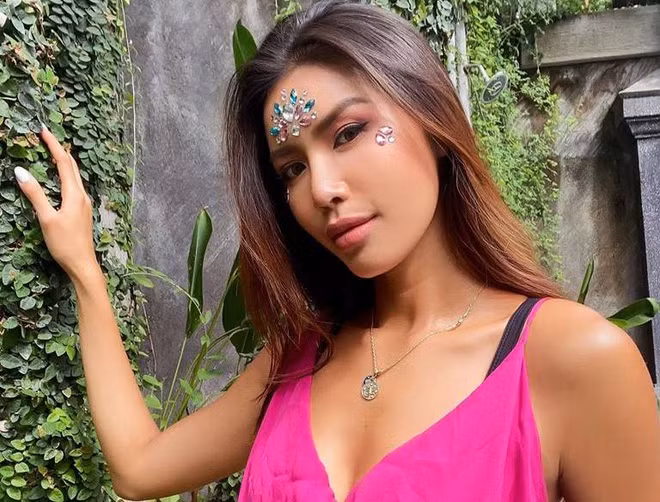 Những ngày qua, Minh Tú lại bị kẹt ở Indonesia. Vì lệnh phong tỏa ở nơi đây, siêu mẫu chưa thể về Việt Nam. Cô cho biết hiện sống ở trong khu vực resort, chỉ ra ngoài khi cần thiết như mua sắm vật dụng cá nhân... Cô khẳng định vẫn giải quyết, trao đổi công việc qua email nên không gặp khó khăn nào trong thời gian ở lại nước bạn.