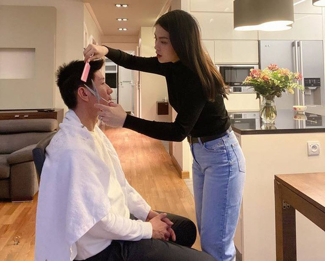 Diễm Trang và con gái hiện ở Ba Lan cùng ông xã. Ban đầu, mẹ con cô dự định sang thăm ông xã khoảng 3 tuần. Á hậu lên kế hoạch trở về VIệt Nam từ cuối tháng 3. Tuy nhiên, dịch COVID-19 bùng phát ở châu Âu đã khiến kế hoạch của cô phải thay đổi. Trên trang cá nhân, người đẹp thường xuyên chia sẻ cuộc sống êm đềm bên ông xã doanh nhân ở Ba Lan. Cô chăm chỉ nấu ăn, tập thể dục, cắt tóc cho chồng...