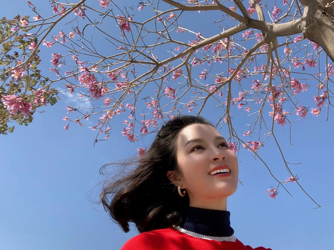 Tuy sống xa quê hương thời điểm dịch bệnh, MC Thanh Mai cho biết chị vẫn hướng về Việt Nam. Đầu tháng 3, chị gửi tặng khẩu trang, nước rửa tay trị giá hơn 100 triệu đồng cho người dân TP.HCM.