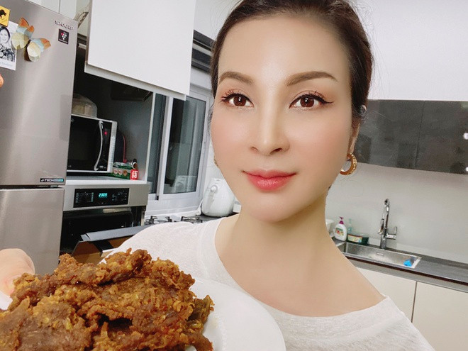 MC Thanh Mai là 1 trong những sao Việt bị kẹt ở nước ngoài vì COVID-19. Thanh Mai hiện ở Israel. Chị sang đây làm việc với đối tác từ trước Tết 2020. Tình hình dịch COVID-19 bùng phát khiến chính phủ Israel đóng cửa đất nước từ hôm 19/3. Vì vậy Thanh Mai đã bị kẹt ở nước bạn hơn 3 tháng qua. Chị cho biết đang sống trong một căn hộ đối diện biển địa trung hải.