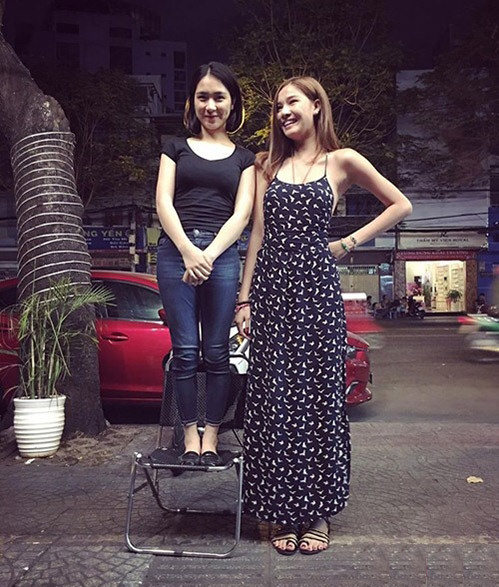 Phải đứng lên một chiếc ghế cao thì Hòa Minzy mới tự tin chụp ảnh cùng Kỳ Hân.