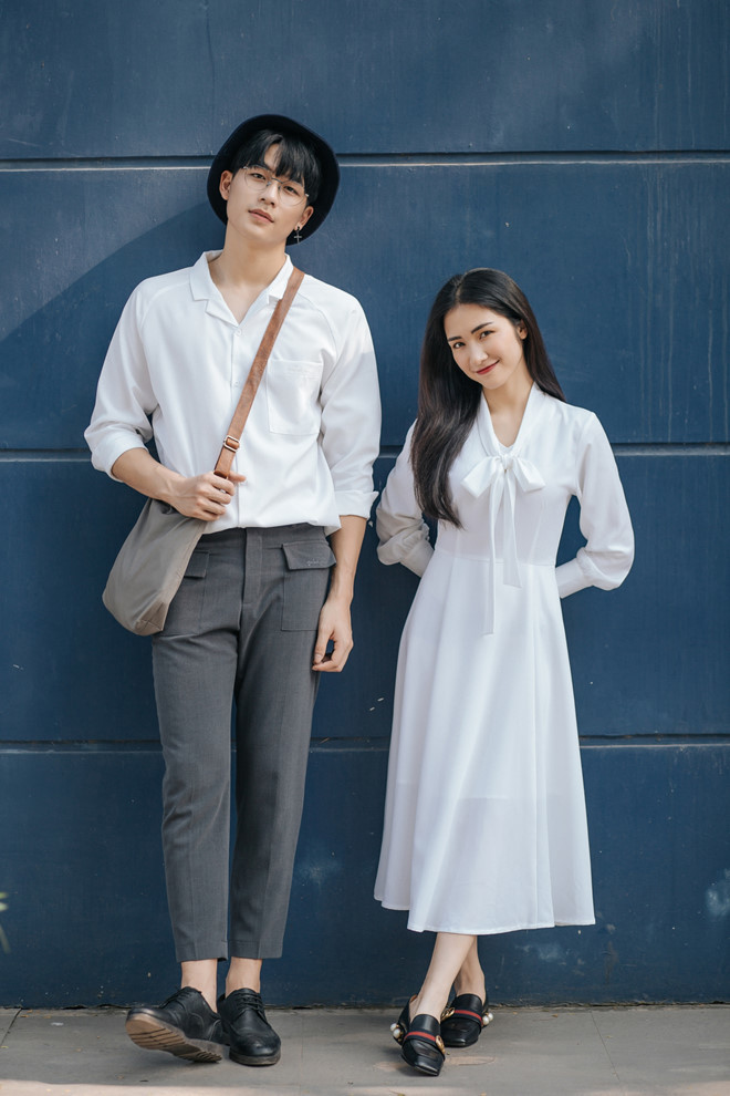 Bức ảnh trông có vẻ mất cân đối vì chiều cao chênh lệch giữa Trần Quốc Anh và Hòa Minzy.