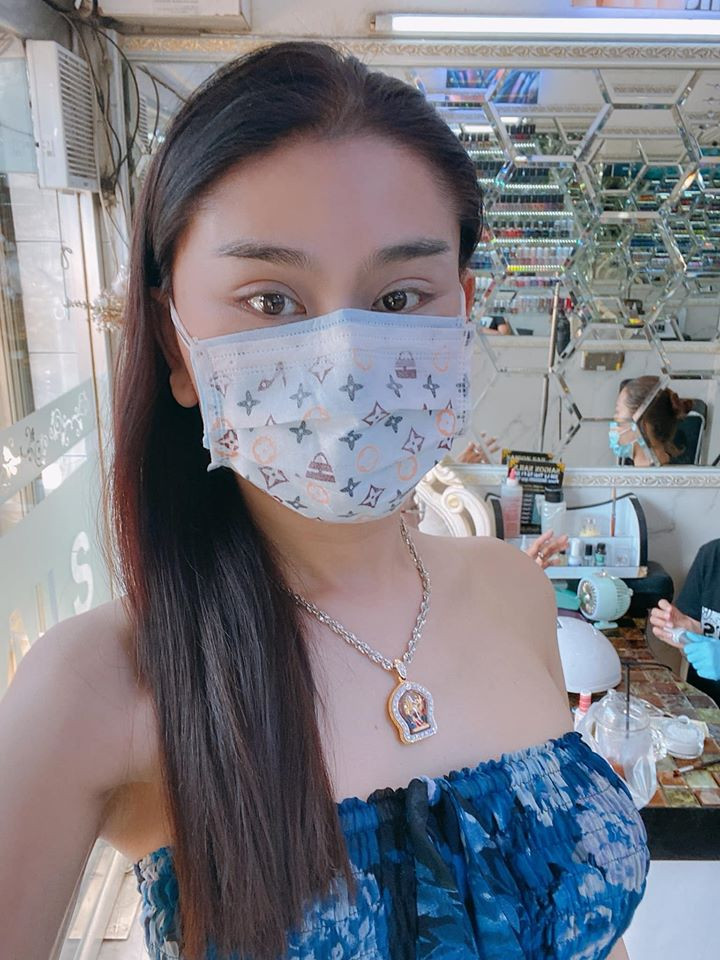 Trước đó, cô nàng bị nghi ngờ "tút tát" lại nhan sắc khi để lộ đôi mắt vừa sưng vừa xếch.