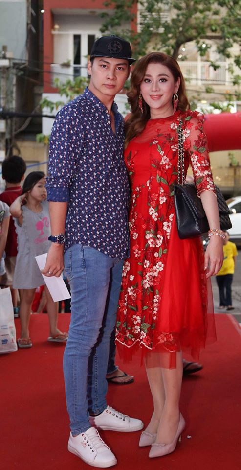 Lâm Khánh Chi làm đám cưới với Trần Phi Hùng năm 2017. Nữ ca sĩ chuyển giới luôn được chồng thương yêu, chiều chuộng.