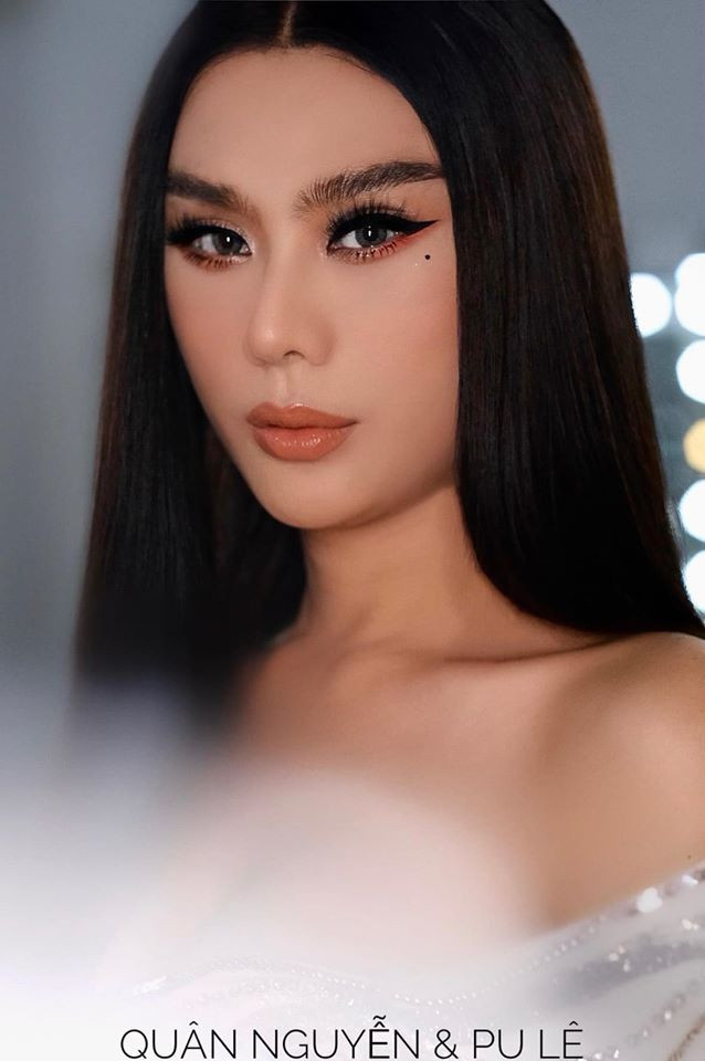 Việc sử dụng công nghệ làm đẹp với Lâm Khánh Chi không còn xa lạ với công chúng. Mỹ nhân chuyển giới đã trải qua nhiều cuộc trùng tu sắc đẹp để có nhan sắc như hiện tại.